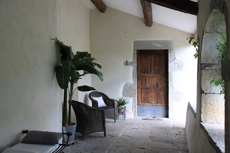 Le patio à l'entrée du gîte