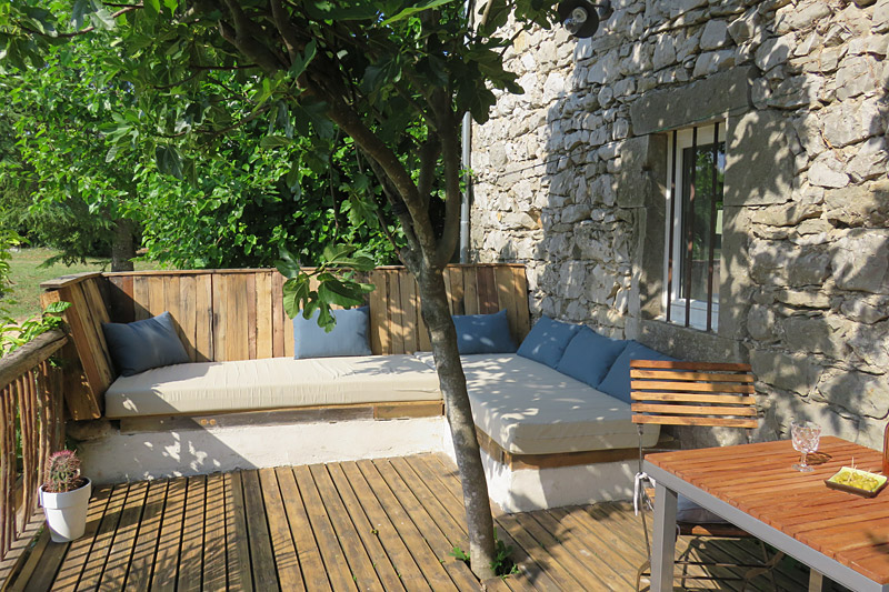 Terrasse avec grandes banquettes