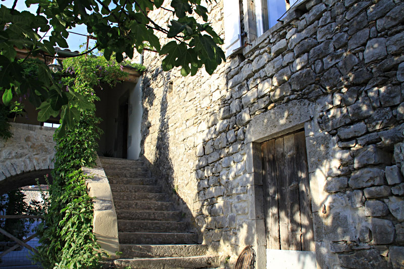 Accès au gîte par la cour intérieure du Mas