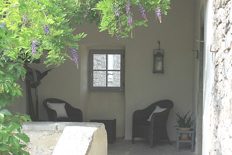 Le patio à l'entrée du gîte